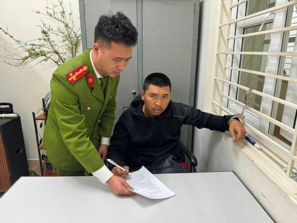 Tháo hàng loạt mặt gương chiếu hậu ô tô với mục đích 'cho vui'