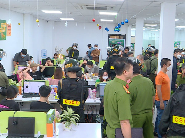 Vỡ nợ hơn 100 tỉ đồng, nhân viên ngân hàng uống thuốc trừ sâu tự tử?