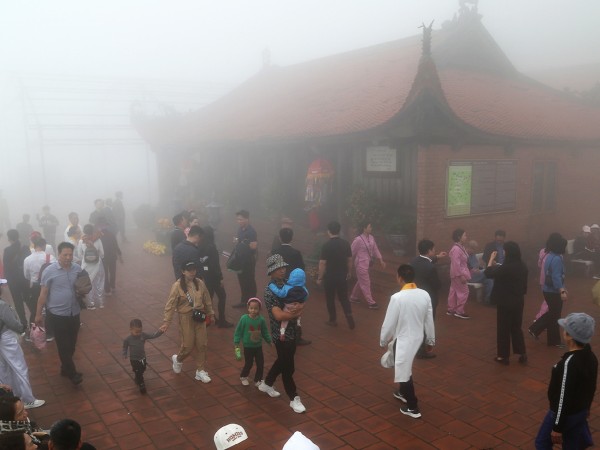 Nghìn du khách thích thú check-in mây mù phủ trắng Am Ngọa Vân ngày đầu xuân
