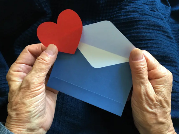 Công ty tang lễ gây 'sốc' khi gửi thiệp mừng Valentine cho người già tại viện dưỡng lão
