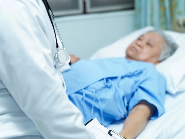 Bị con ruột xa lánh, cha dượng được tôi chăm sóc lúc cuối đời: Đến khi đọc di chúc, tôi không tin vào mắt mình