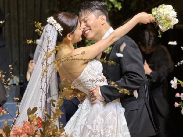 Hôn lễ nữ ca sĩ bốc lửa gây sốt đầu năm: Nụ hôn giữa lễ đường cổ tích nhận bão like, SISTAR và dàn idol đình đám Kpop tề tựu