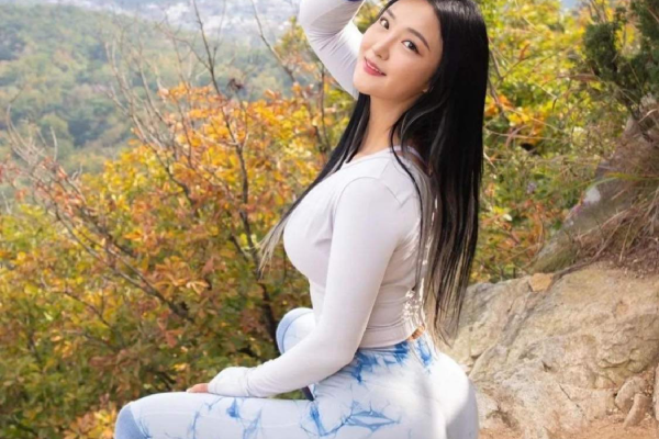 Hot gymer mặc đồ bó sát 'cực 'nguy hiểm' khi đi phượt, vóc dáng nhìn không chê vào đâu được