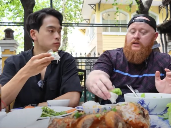 Đầu năm, khách Tây rủ nhau đi ăn loạt món ngon ngày Tết ở Việt Nam