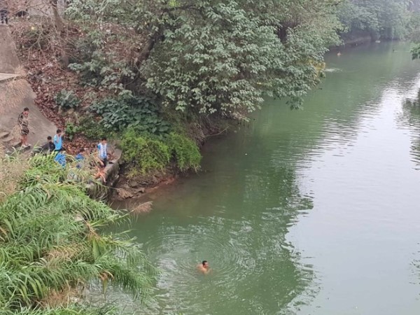 Nam thanh niên gieo mình xuống sông trước sự chứng kiến của nhiều người