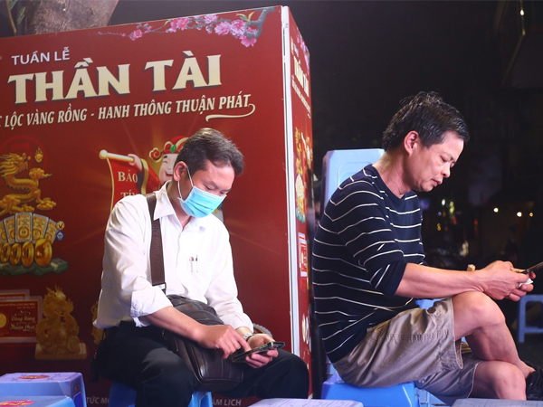 Lộ diện người 'xí chỗ' từ 3h sáng, mua chỉ vàng vía Thần tài đầu tiên