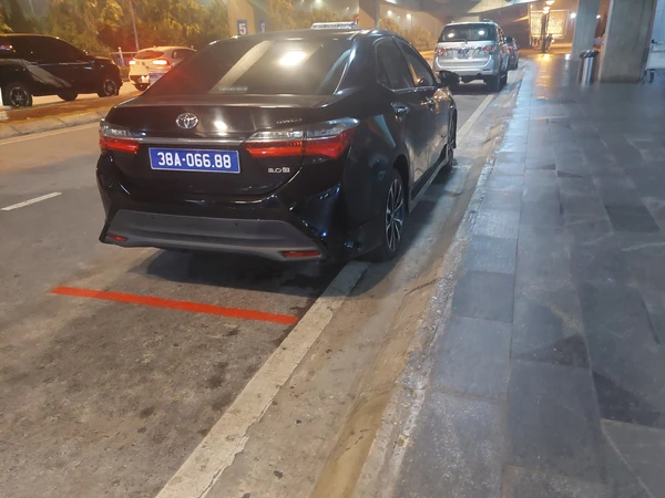 Kiểm điểm Chủ tịch Hội Phụ nữ tỉnh Hà Tĩnh dùng xe công đón con ở sân bay
