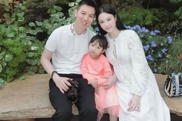 Lộ ảnh hiếm Huyền Baby bên ông xã doanh nhân, có loạt hành động tình tứ không rời