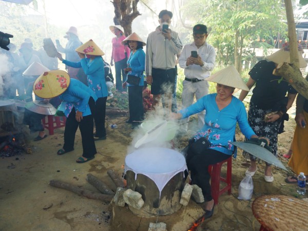 Xem 'nghệ nhân' tráng mỳ Quảng tại làng cổ 500 tuổi