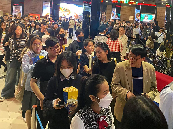 'Cuộc chiến' săn vé Đào, phở và piano: Canh từ nửa đêm, xếp hàng dài từ sáng sớm chờ đến lượt