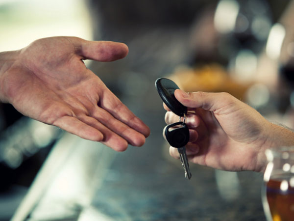 Dịch vụ lái xe hộ cho người say làm ăn ra sao trong mùa Tết?