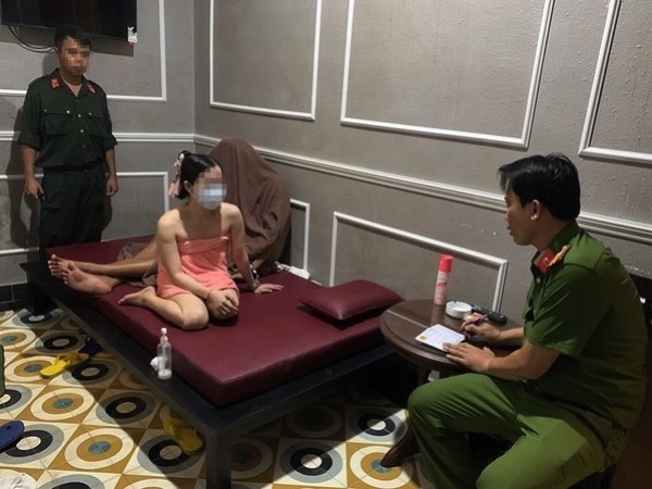 Nhiều nữ nhân viên massage bị bắt quả tang 'kích dục' cho khách