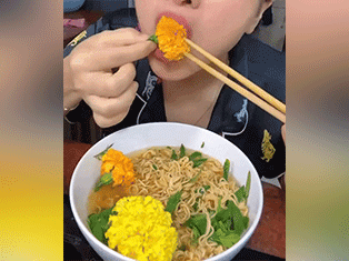 Hết Tết đến mùa 'tai ương' của bông vạn thọ: người trộn gỏi gà, người úp mì tôm và cái kết bất ngờ