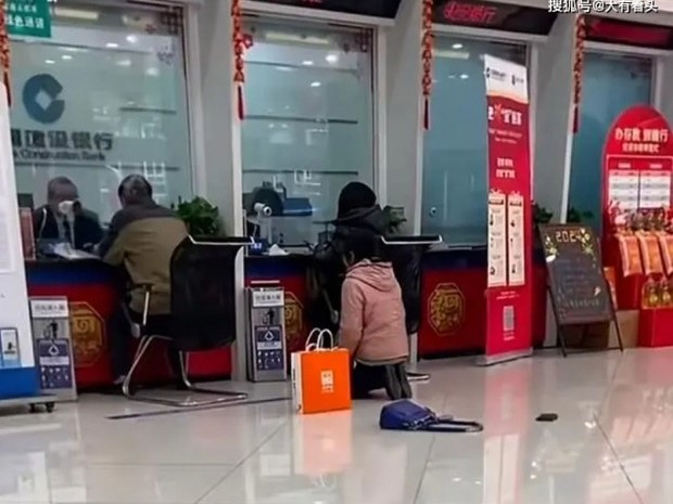 Người phụ nữ quỳ xin được 'chen hàng' để gửi tiết kiệm tiền mừng tuổi 7,4 triệu đồng của con trai, dân mạng thấy khó hiểu: 'Vì đâu đến nỗi?'