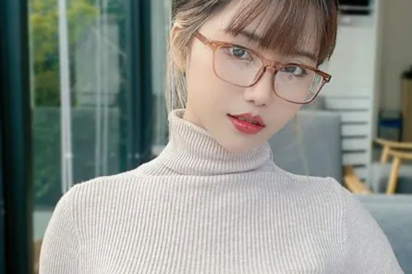 Không cần hở hang, nữ streamer 'kín cổng cao tường' vẫn hút sự chú ý