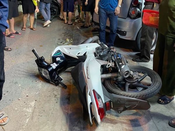 'Thông chốt' bất thành, xe máy kẹp 3 tông vào xe CSGT