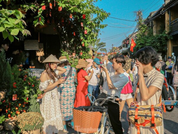 Thấy gì từ việc nhiều tỉnh thành 'hái ra tiền' dịp Tết?