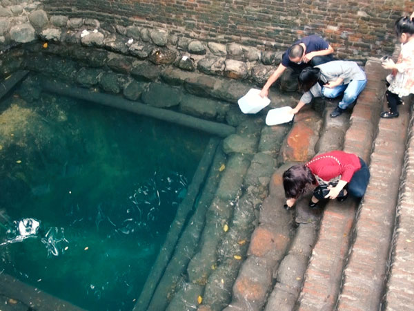 Hàng nghìn người đến một ngôi đền dịp đầu năm, múc nước giếng để uống và rửa tay: Sự thật đằng sau là gì?