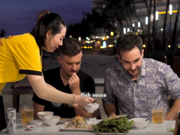 Đầu bếp Mỹ xuýt xoa món đặc sản dân dã được mệnh danh là 'sashimi Phú Quốc', giá rẻ chỉ 150 nghìn