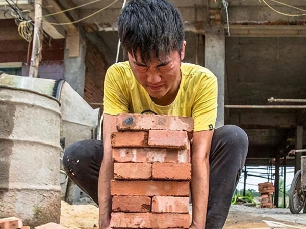Chàng trai sống bằng nghề phụ hồ đỗ ĐH top 1 châu Á giờ ra sao?