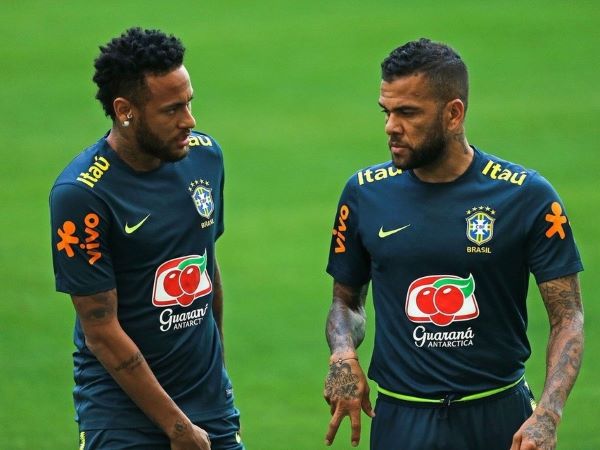 Hết lòng với Alves, Neymar bỏ tiền túi đền bù cho nạn nhân