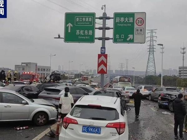 Hơn 100 xe ô tô đâm liên hoàn ở Tô Châu (Trung Quốc)