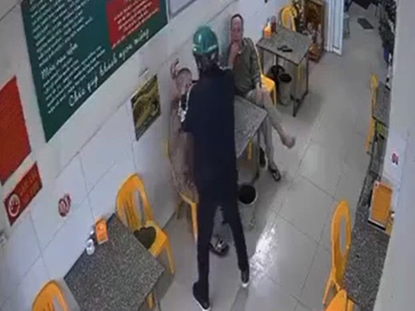 Khởi tố vụ án đổ xăng lên đầu, đốt người đàn ông tại quán bia ở Hà Nội