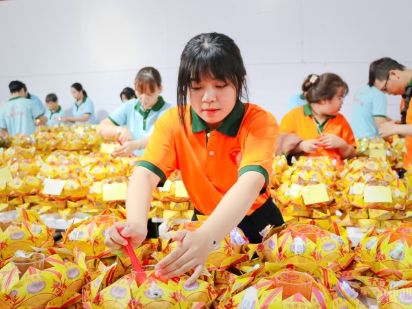 Lễ thả hoa đăng trên sông Đồng Nai và lời nguyện cầu từ du khách quốc tế