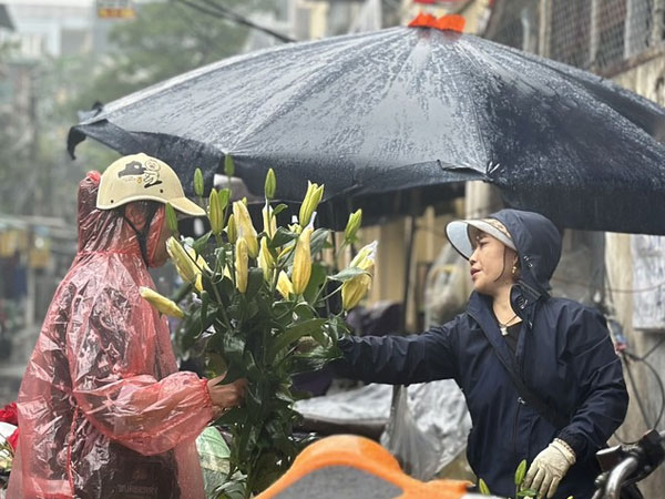 Hà Nội: Trời mưa không ngớt, thị trường rằm tháng Giêng đìu hiu