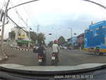 Ôtô vướng vào đường dây khiến cột điện suýt đổ trúng người đi đường
