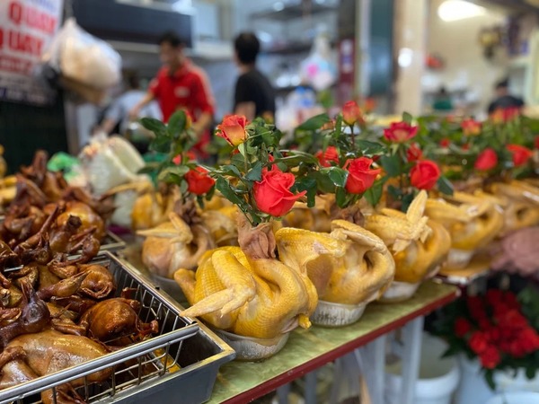Gà ngậm hoa hồng 'chợ nhà giàu' hút khách ngày rằm tháng Giêng