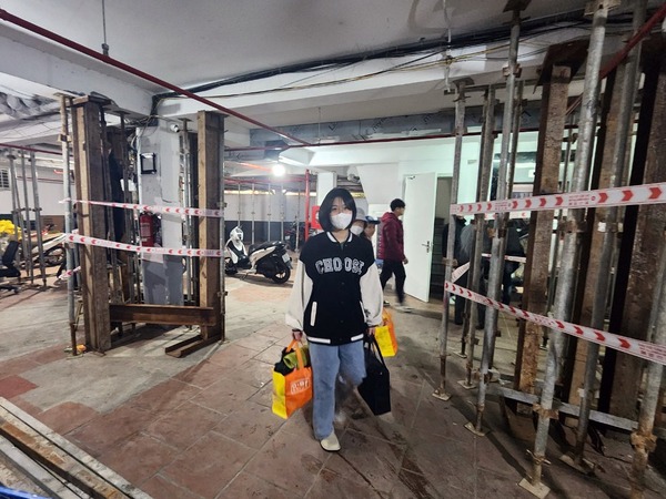 'Nạng sắt' tua tủa trong chung cư mini khiến 60 hộ dân phải di dời ở Hà Nội