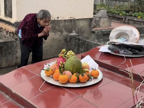 Xúc động lời nói của cụ bà 103 tuổi vượt hơn 300km về quê giỗ mẹ: 'Con nhớ mẹ nhiều lắm, có lẽ đây là lần cuối cùng'