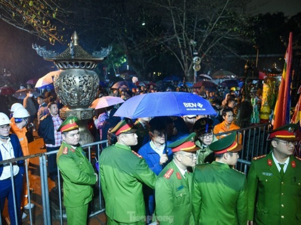 Dòng người đổ về dự khai ấn đền Trần dưới mưa lạnh, đặt 70 chốt an ninh