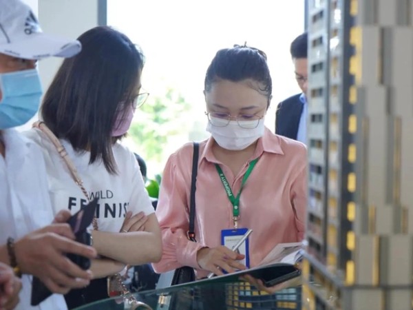 Giao dịch nhà đất nhỏ giọt, nhân viên môi giới bất động sản vẫn thong dong chơi Tết