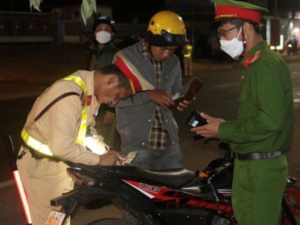 Xử phạt kịch khung một phụ nữ vi phạm nồng độ cồn nhưng không tước bằng lái