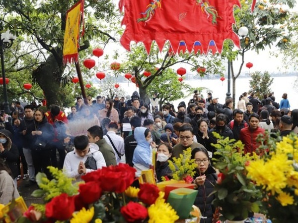 Hà Nội: Hàng nghìn người bất chấp mưa rét đổ về phủ Tây Hồ dâng lễ Rằm tháng Giêng