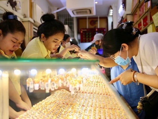 Vàng SJC và vàng nhẫn 24K loạn giá sáng nay