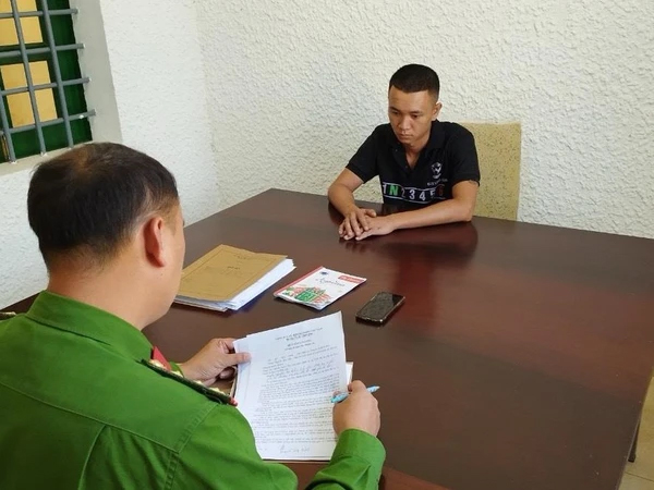 Tạm giữ thanh niên chuyên cho học sinh vay lãi nặng, đến 10.000%/năm