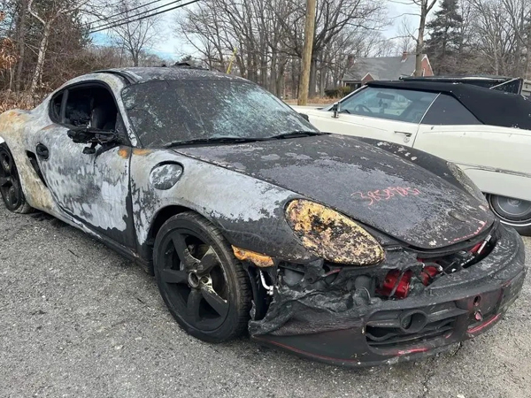 Rao chiếc Porsche Cayman cháy rụi giá quy đổi hơn 180 triệu đồng, người bán khẳng định vẫn ‘lái tốt’