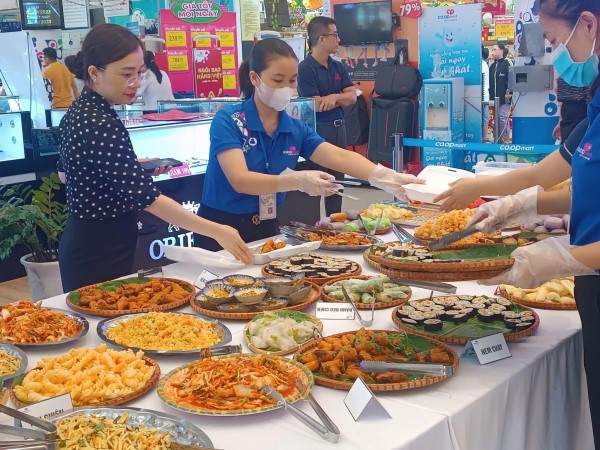 Buffet chay tại siêu thị hút khách ngày rằm tháng Giêng
