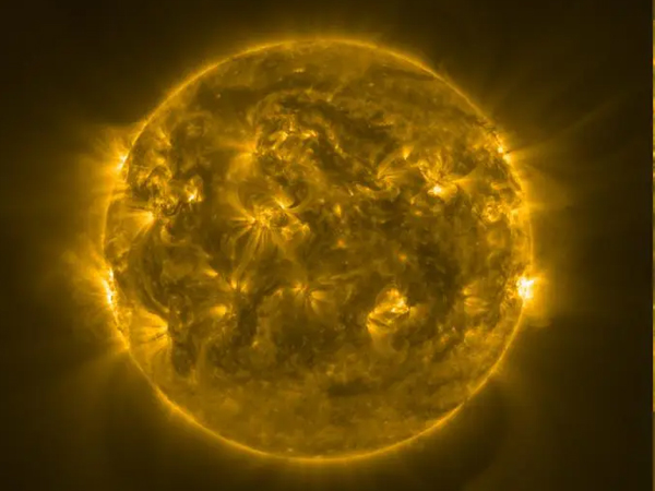 Ảnh sốc từ NASA/ESA: Mặt Trời biến dạng kinh khủng 2 năm qua