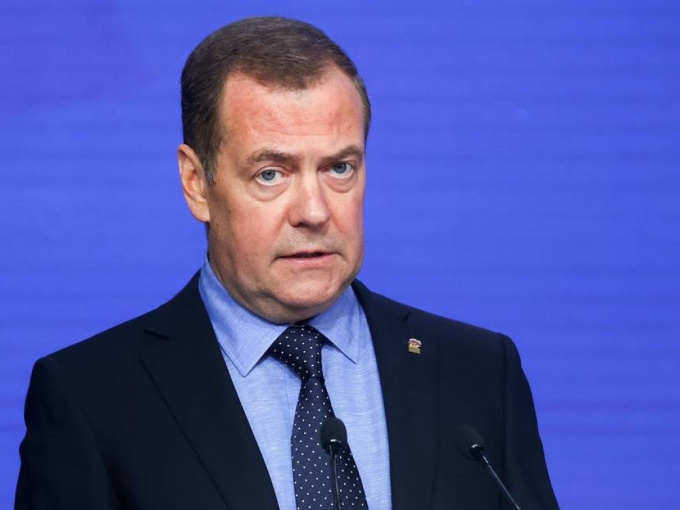 Mỹ giáng 500 lệnh trừng phạt Nga, ông Medvedev 'hiến kế' đáp trả