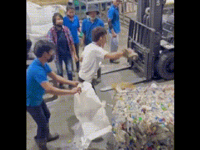 Clip: Rắn trườn ra khỏi chai khiến công nhân kinh hoàng