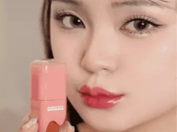 4 thỏi son bóng không phải ai cũng biết: Tạo hiệu ứng môi mọng như trái anh đào, giá chưa tới 450K