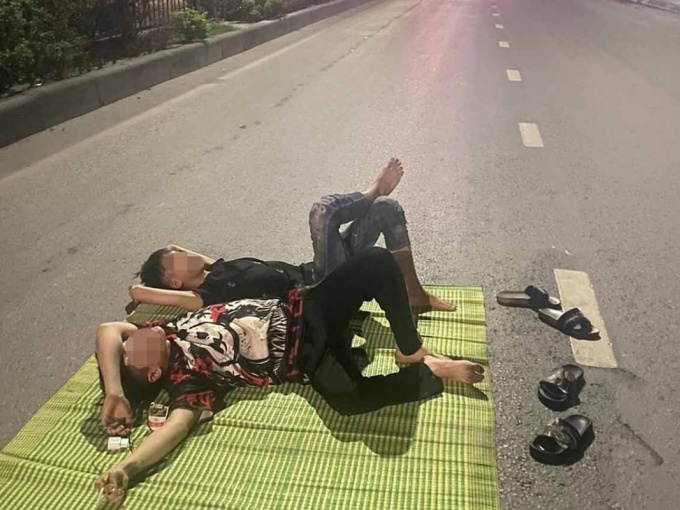 Công an triệu tập hai thanh niên trải chiếu nằm giữa Quốc lộ 18 để 'câu like'