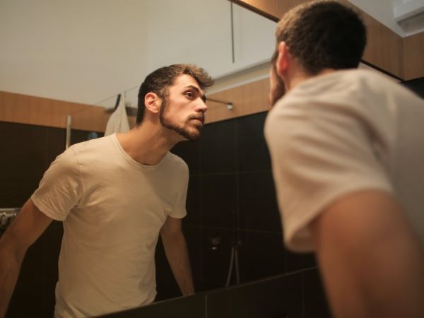 Phái mạnh có nên 'tiện tay' dùng sáp nẻ dưỡng da không?