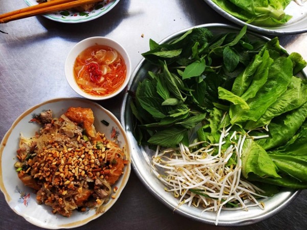 Khách Tây trầm trồ món làm từ bánh mỳ người Việt cũng ít nghe: 'Tưởng không ngon mà ngon không tưởng'