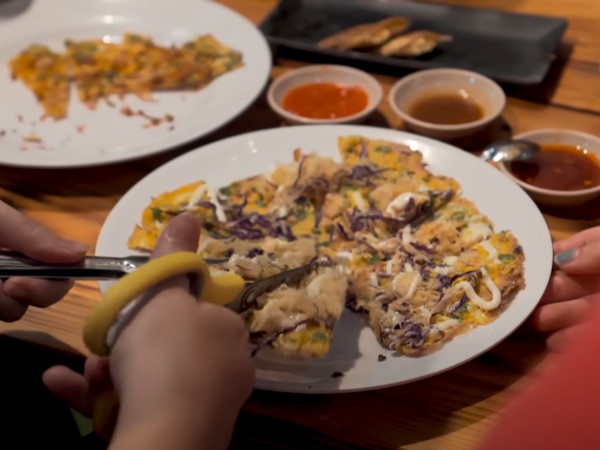Đầu bếp Mỹ mê mệt 'pizza kiểu Việt', đưa cả nhà đi foodtour bằng xe máy ở TP.HCM