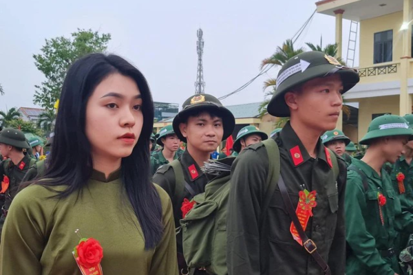 Nữ tân binh xinh đẹp lên đường nhập ngũ khiến dân mạng truy lùng danh tính: Bỏ việc ổn định để tòng quân